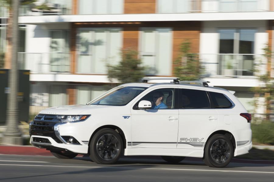  Mitsubishi Outlander GT PHEV Exterior Package 2017 года  (NA) (фото 15 из 15)
